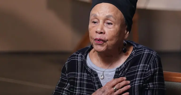 Descubre la biografía de Betye Saar, la artista afroamericana que revolucionó el assemblage