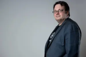 Brandon Sanderson confirma que 'El alma del emperador' será su próxima película tras 'Nacidos de la bruma'