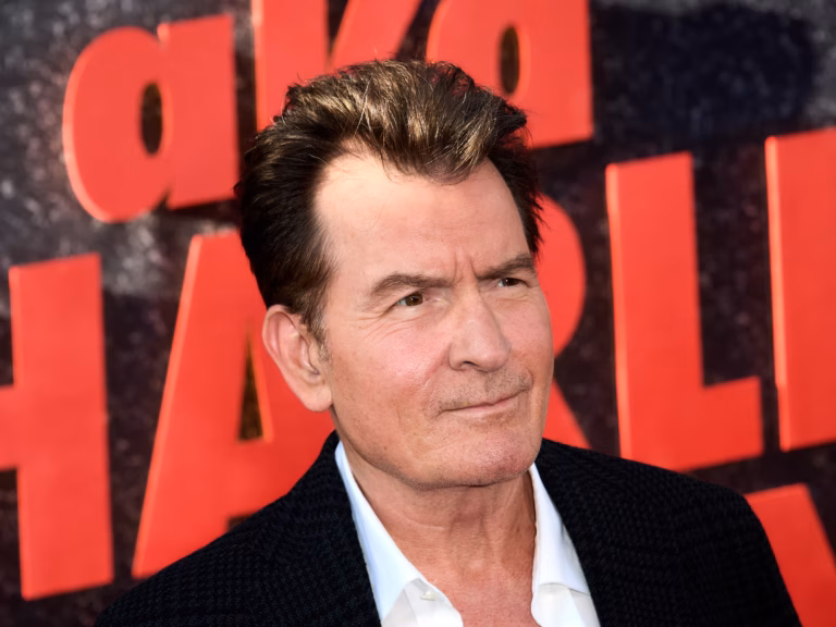 Sami Sheen denuncia que Charlie Sheen no le da dinero: el coche en efectivo a su hermana Lola lo confirma