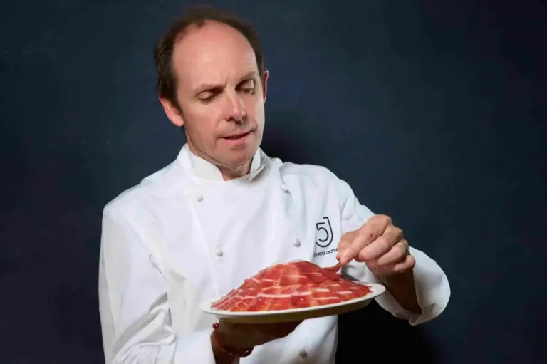 Cinco Jotas incorpora un menú exclusivo del chef Luis Roger en la VI edición de 'Cinco Jotas By'