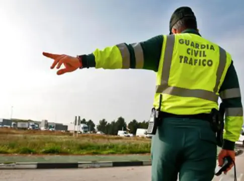 Cómo debes actuar si la Guardia Civil de Tráfico te da el alto en la carretera
