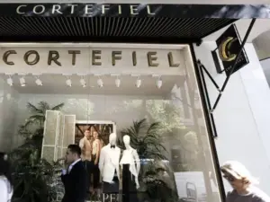 Cortefiel rebaja el bolso trenzado marrón chocolate un 57%: el chollo del verano