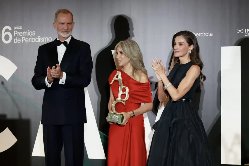 ¿Qué ocultan? La prensa internacional analiza el debatido lenguaje no verbal de Felipe VI y Letizia en su última aparición juntos 2 El aluvión de comentarios digitales sobre la actitud de la pareja