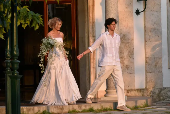 El inolvidable "sí quiero" de Susanna Griso a Luis Enríquez y el criticado atuendo de su marido inundan las principales portadas 1 El ambiente festivo y los célebres invitados de Susanna Griso