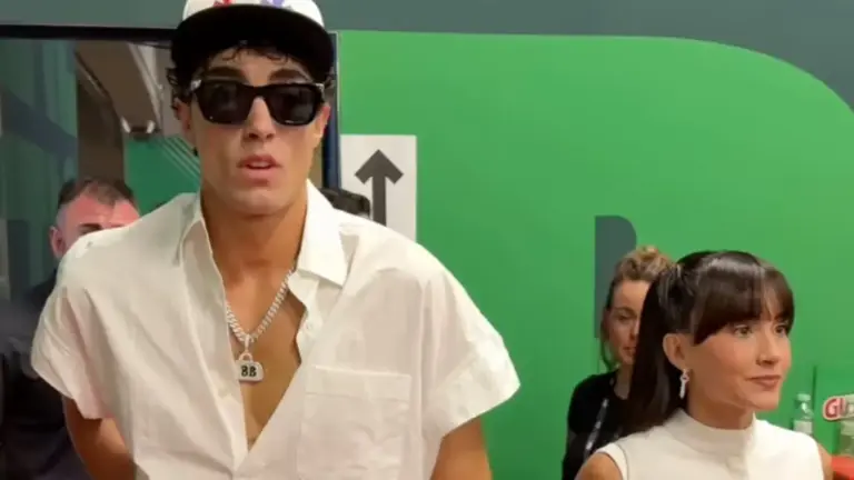 Aitana y Plex se convierten en 'James Cafecito' en Tailandia y las redes explotan