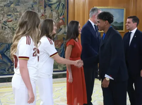 El curioso gesto del rey Felipe VI con Lamine Yamal acapara las portadas tras ganar el Mundial | Fuente: Casa de S.M el Rey El curioso gesto del rey Felipe VI con Lamine Yamal acapara las portadas tras ganar el Mundial