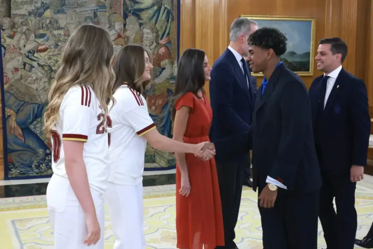 El curioso gesto del rey Felipe VI con Lamine Yamal acapara las portadas tras ganar el Mundial