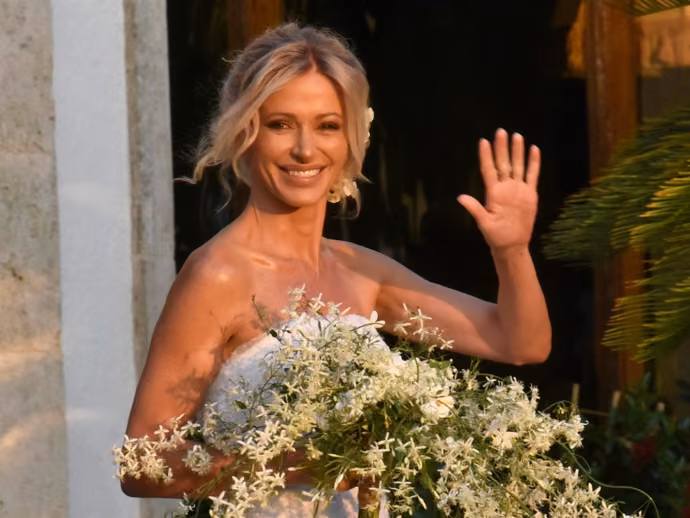 El inolvidable "sí quiero" de Susanna Griso a Luis Enríquez y el criticado atuendo de su marido inundan las principales portadas 2 El destacado papel de los hijos en la boda de Susanna Griso
