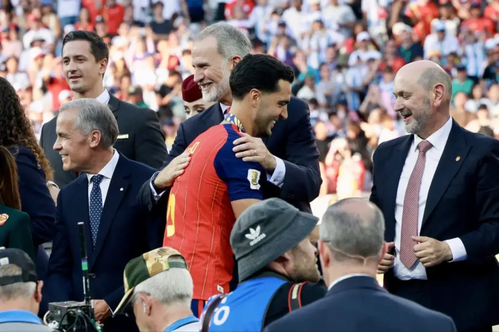 "Esta Selección vuelve a enamorar": La impensable celebración del rey Felipe VI en el césped tras la victoria de España 1 El icónico momento del rey Felipe VI alzando la ansiada Copa