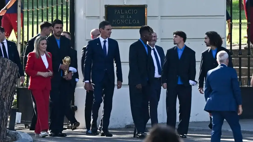 "Velada del Año VII - Paredes vs. Gavi": El glorioso recibimiento a la selección tras ganar el Mundial 2026 y el guiño de Yamal que acaparó la prensa 2 El paso gubernamental de los campeones del Mundial 2026 por La Moncloa