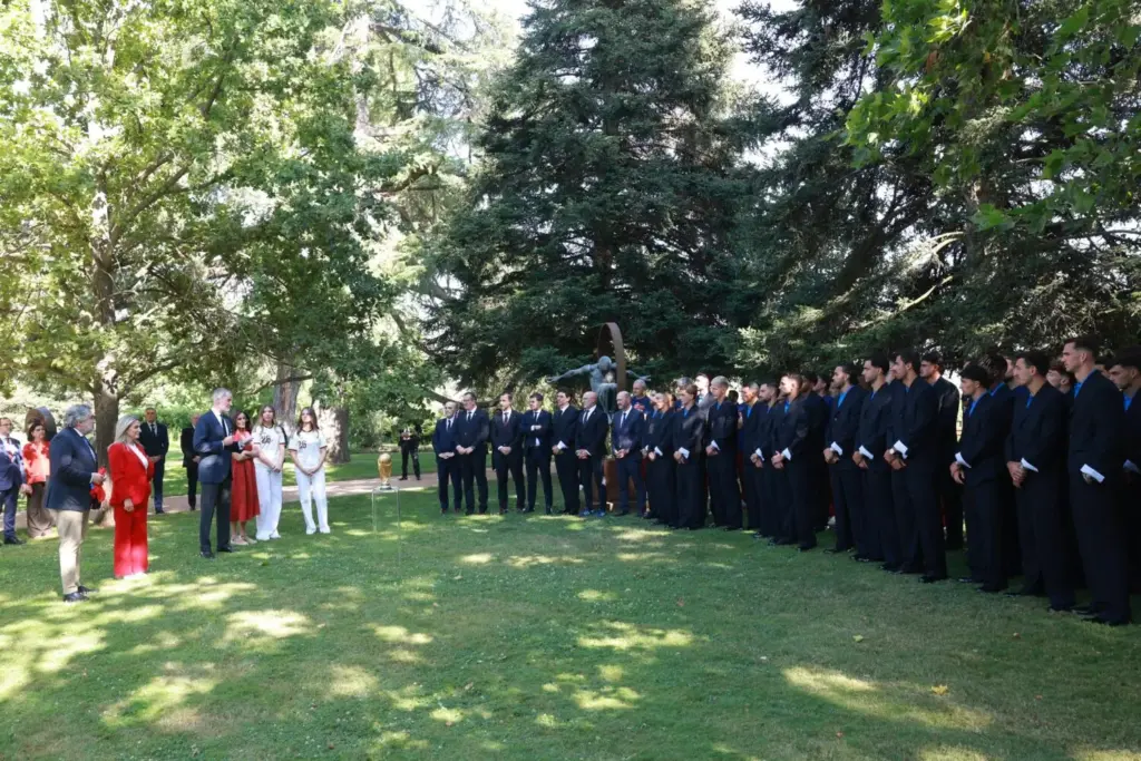 El curioso gesto del rey Felipe VI con Lamine Yamal acapara las portadas tras ganar el Mundial 2 El protocolo habitual del rey Felipe VI frente a los futbolistas