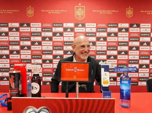 El seleccionador de España Luis de la Fuente con los patrocinadores El seleccionador de España Luis de la Fuente con algunos patrocinadores de la selección de fondo, en 2025