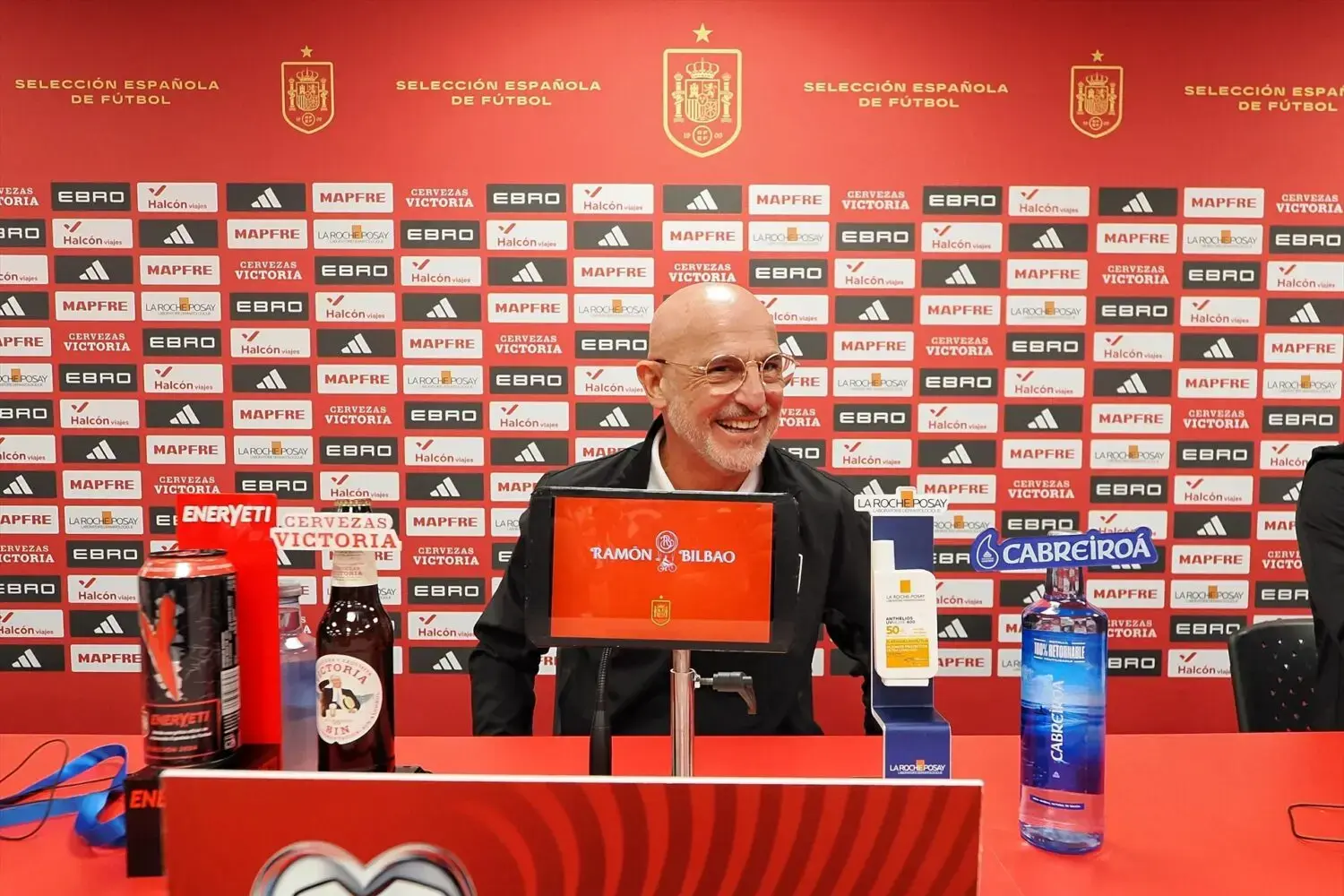 El seleccionador de España Luis de la Fuente con los patrocinadores El seleccionador de España Luis de la Fuente con algunos patrocinadores de la selección de fondo, en 2025