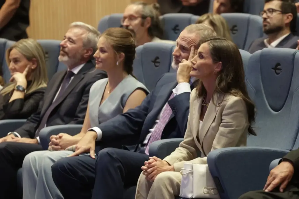 "Se puede leer mal": El comentado gesto de la reina Letizia tras el primer discurso de la infanta Sofía 1 El significado de las manos unidas por la reina Letizia
