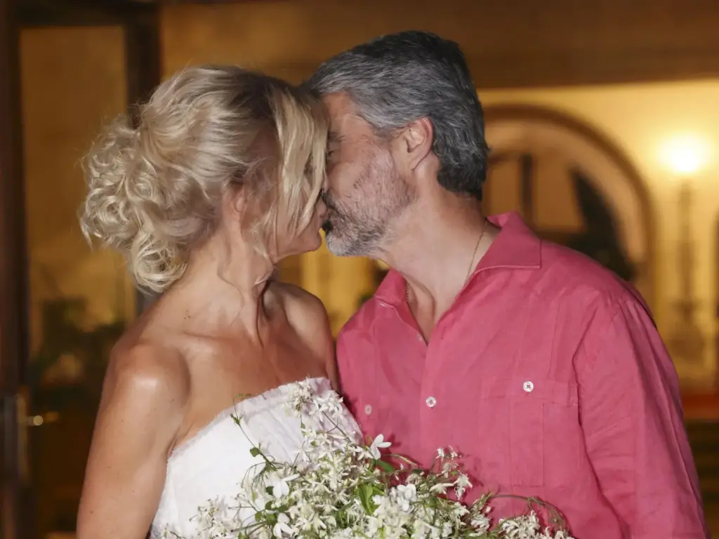 El inolvidable "sí quiero" de Susanna Griso a Luis Enríquez y el criticado atuendo de su marido inundan las principales portadas 3 El vestido de Susanna Griso y el sorprendente atuendo del novio