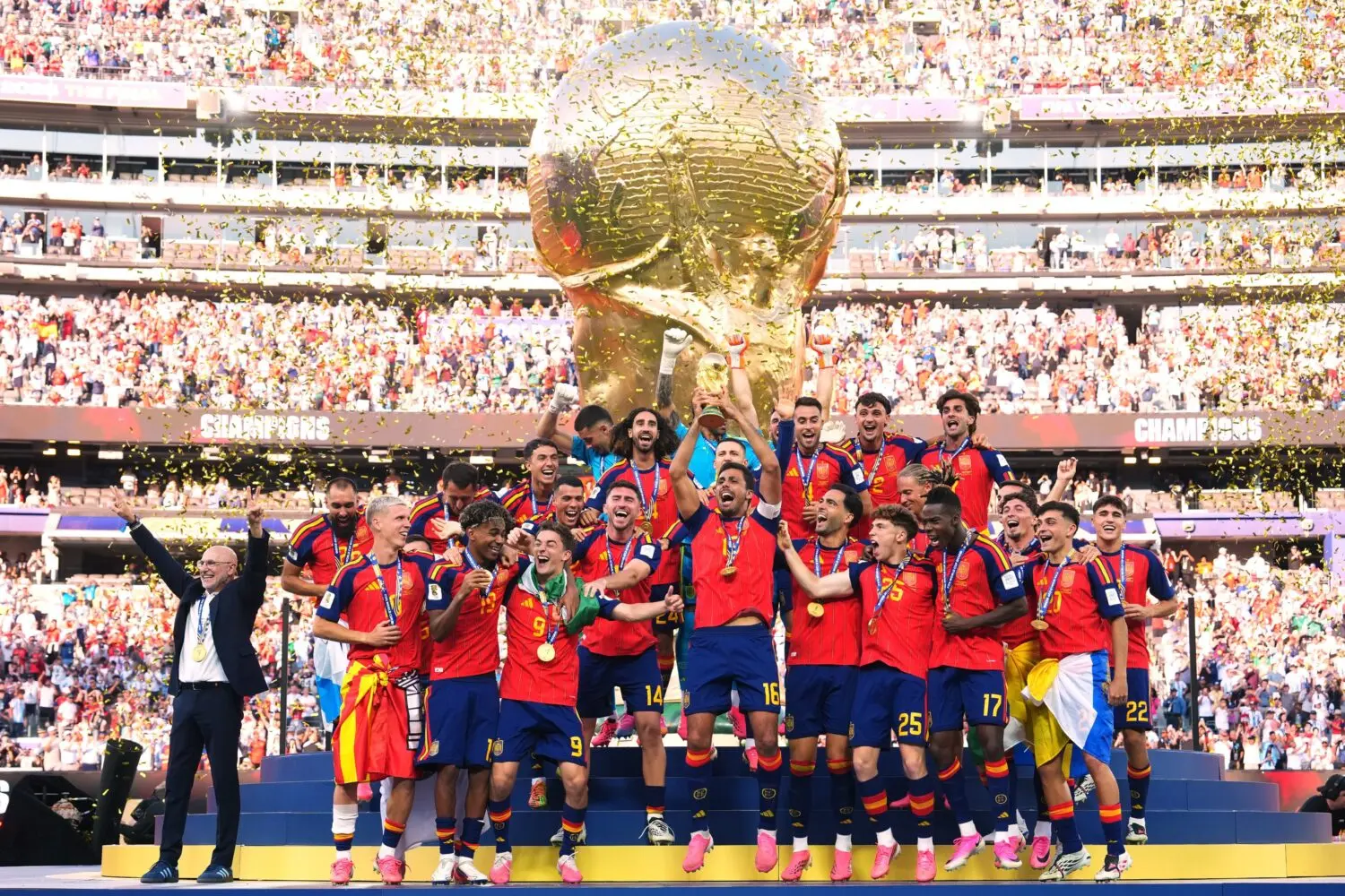 España borra a Trump foto Mundial La RFEF borró a Donald Trump de la foto de España levantando la Copa del Mundo