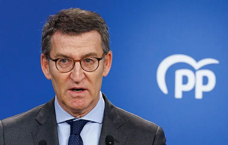 Feijóo tantea a Junts y el PP se enreda en su propia contradicción por la amnistía