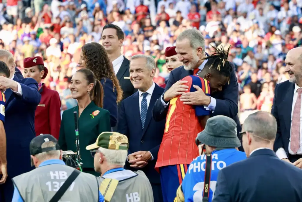 "Esta Selección vuelve a enamorar": La impensable celebración del rey Felipe VI en el césped tras la victoria de España 2 Ferran Torres y las bromas ante la mirada atenta del rey Felipe VI