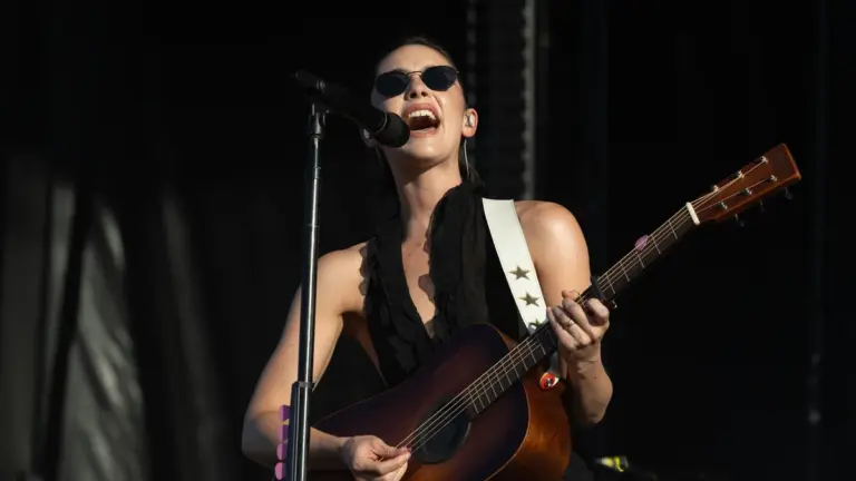 Gracie Abrams logra su primer número 1 en el Billboard 200 con 'Daughter From Hell'