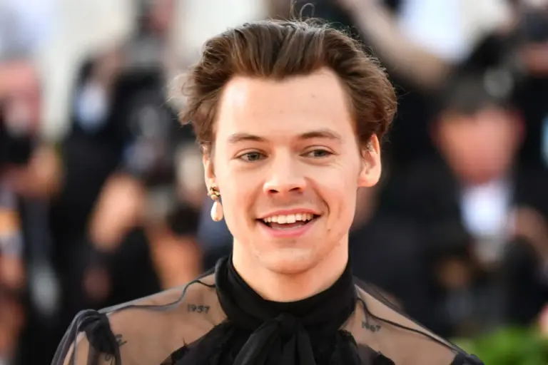 Los fans persiguen a Harry Styles hasta su hotel en CDMX: el vídeo del caos divide a las redes