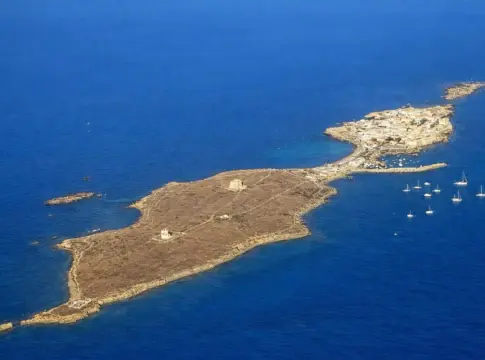 Solo tiene 50 vecinos: la isla habitada más pequeña de España es un pueblo amurallado rodeado de peces Solo tiene 50 vecinos: la isla habitada más pequeña de España es un pueblo amurallado rodeado de peces