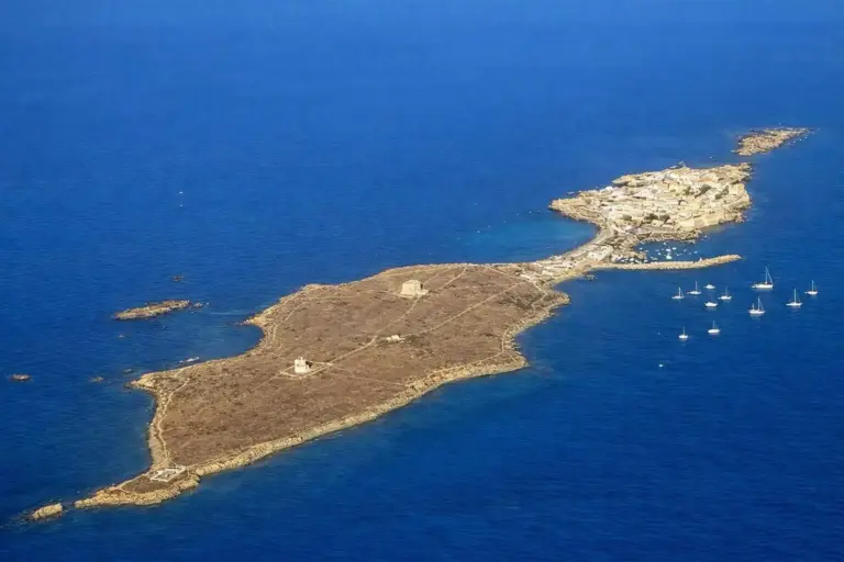 Solo tiene 50 vecinos: la isla habitada más pequeña de España es un pueblo amurallado rodeado de peces