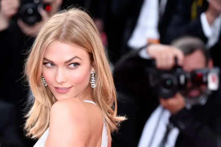 Karlie Kloss rompe su silencio sobre la boda de Taylor Swift y Travis Kelce: 'Lo pasamos genial'