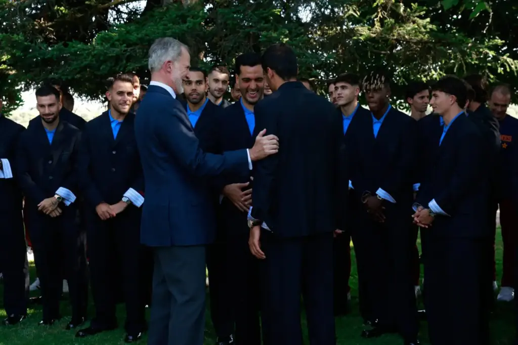 El curioso gesto del rey Felipe VI con Lamine Yamal acapara las portadas tras ganar el Mundial 1 La calurosa bienvenida del rey Felipe VI a los héroes nacionales en Zarzuela