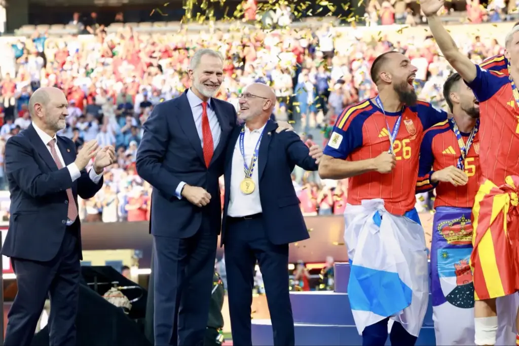 "Esta Selección vuelve a enamorar": La impensable celebración del rey Felipe VI en el césped tras la victoria de España 3 La distribución estratégica del rey Felipe VI y su familia en la grada