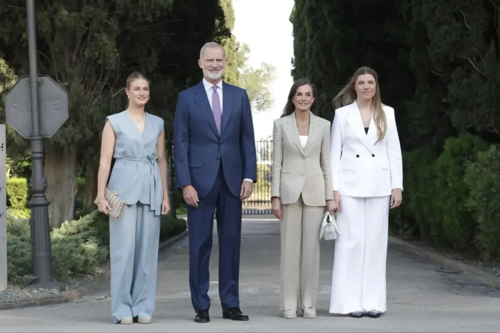 ¿Está comprometida y no sabíamos? El discreto y romántico accesorio de la princesa Leonor que alborota las redes 1 La expectación sobre la vida privada de la princesa Leonor