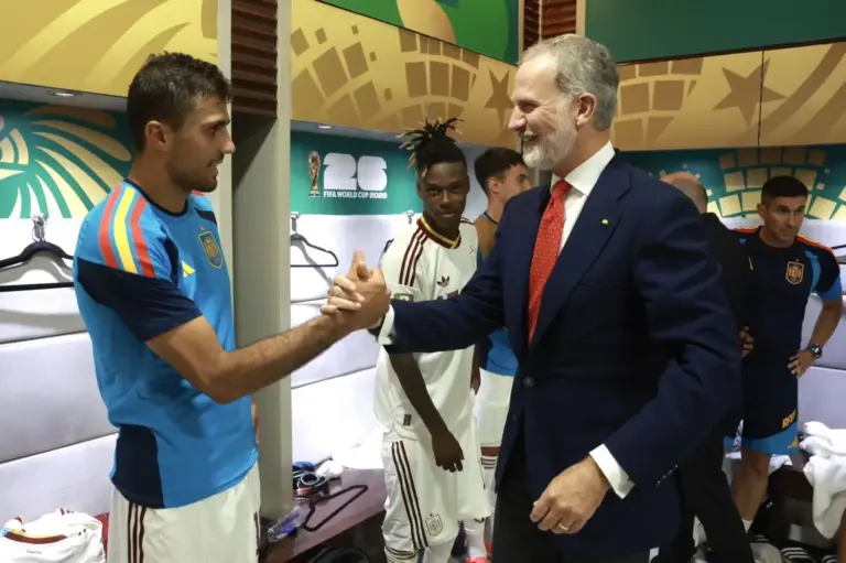 Felipe VI cumple su promesa y va camino a la final del Mundial 2026, muy bien acompañado, ¿quién viaja con el Rey?