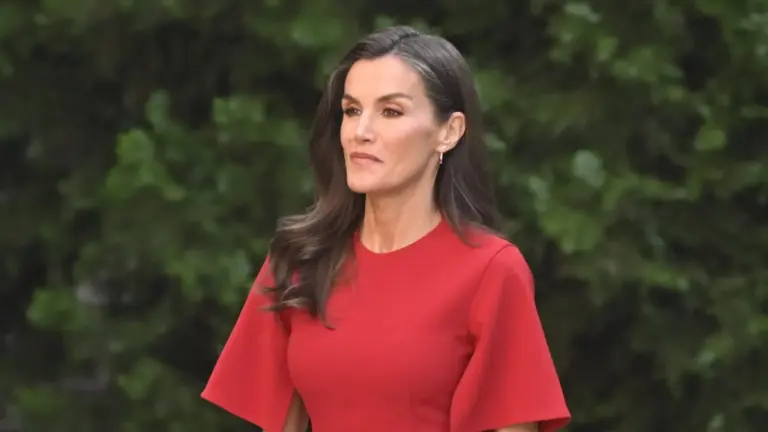 ¡A la calle! La reina Letizia retira su apoyo económico y echan a patadas de La Moraleja a su familiar más polémico