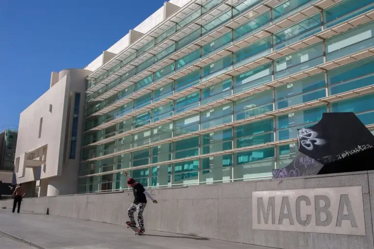 El MACBA inaugura una exposición de vídeo que recupera archivos de los 70, donaciones y filmes de Portabella