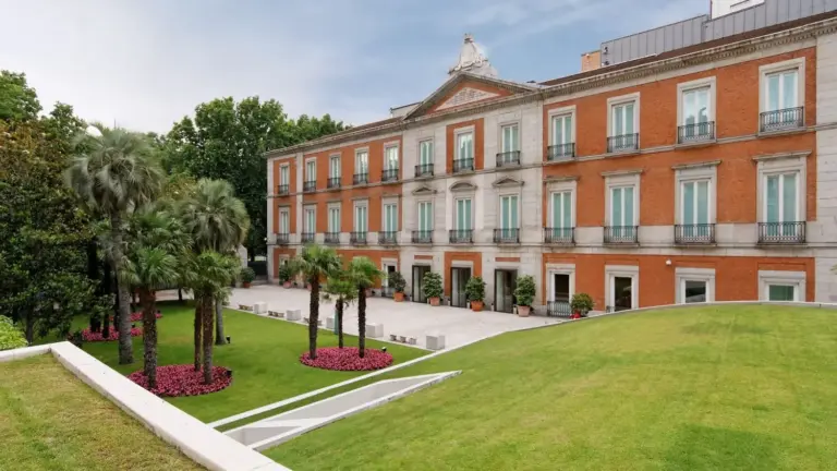 El Museo Thyssen recupera la obra de Carmen Laffón en una exposición que reivindica su luz y su paisaje
