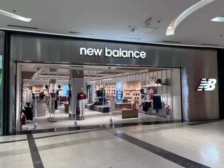 New Balance 204L: las zapatillas de ante marrón con aire setentero que arrasan en el boho-chic
