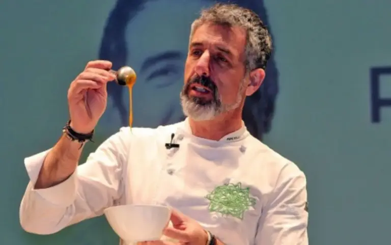 El truco de Pepe Solla para que la merluza no se pase nunca: cocinarla fuera del fuego, dentro de su propio caldo