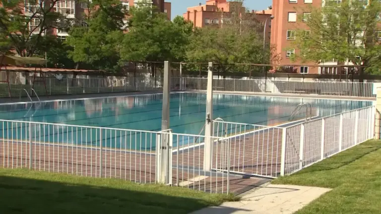 Madrid está a la cola de España en piscinas municipales: secarrales alrededor y 700.000 madrileños sin poder bañarse