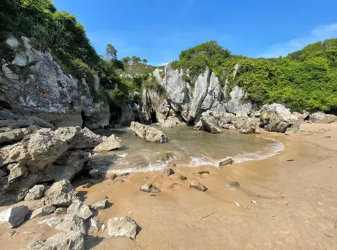 Playa de Gulpiyuri wikipedia