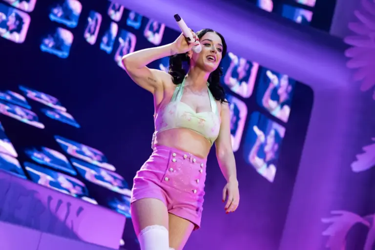 Katy Perry, aterrorizada durante su concierto en Malta al ser arrastrada por el público en un inflable