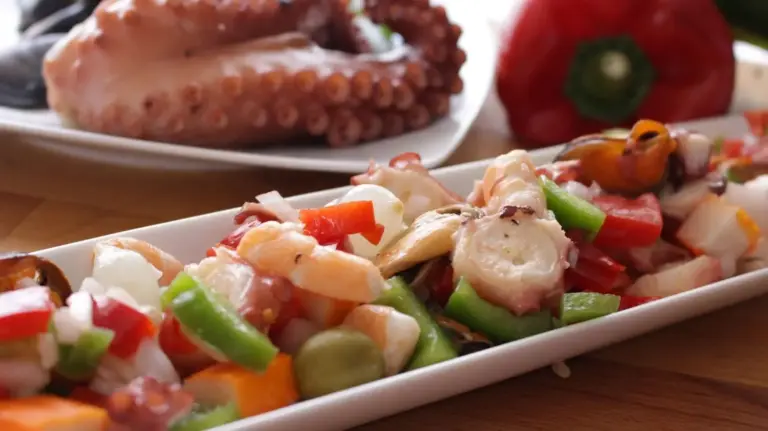 La receta del salpicón de marisco que resuelve cualquier comida en 10 minutos