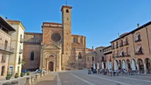 El pueblo medieval que abre su castillo de noche para esquivar las altas temperaturas