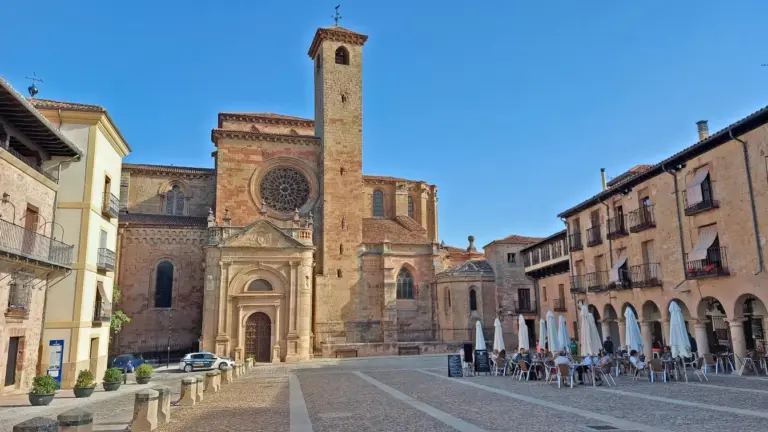 El pueblo medieval que abre su castillo de noche para esquivar las altas temperaturas