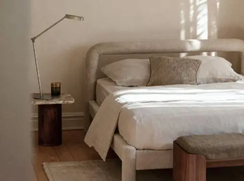 Sklum entre las marcas destacadas en diseño y descanso con sus sofás modernos recomendación para comprar sofás online.