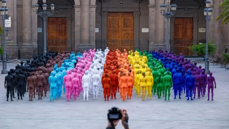 Spencer Tunick convierte Las Palmas en un lienzo vivo con cientos de desnudos pintados