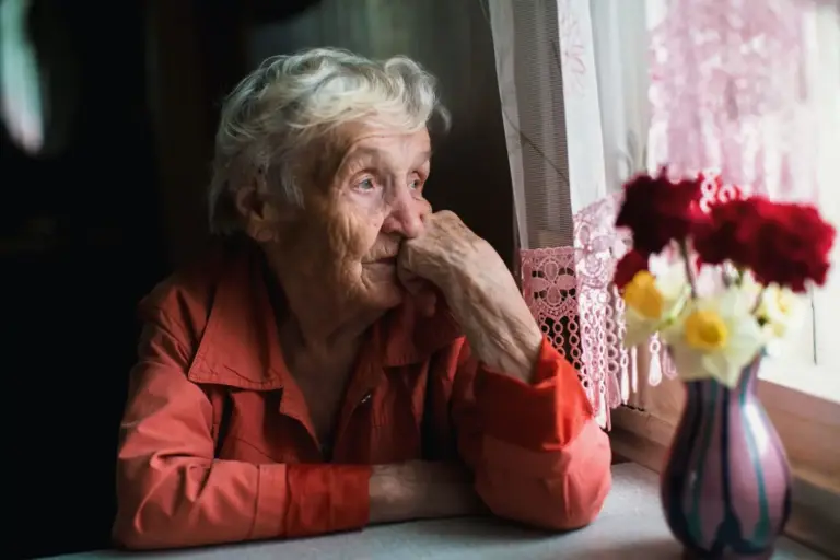 La mitad de los españoles con problemas de salud mental se sienten solos, según un estudio