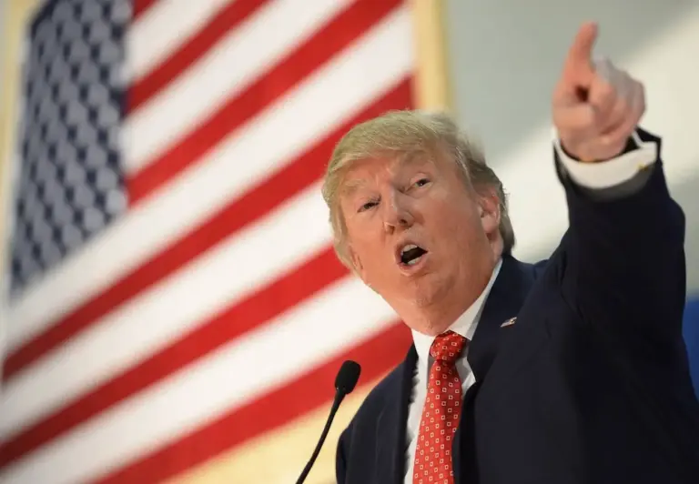 Trump amenaza con bombardear Omán y pide a Irán 'izar la bandera blanca' por el estrecho de Ormuz