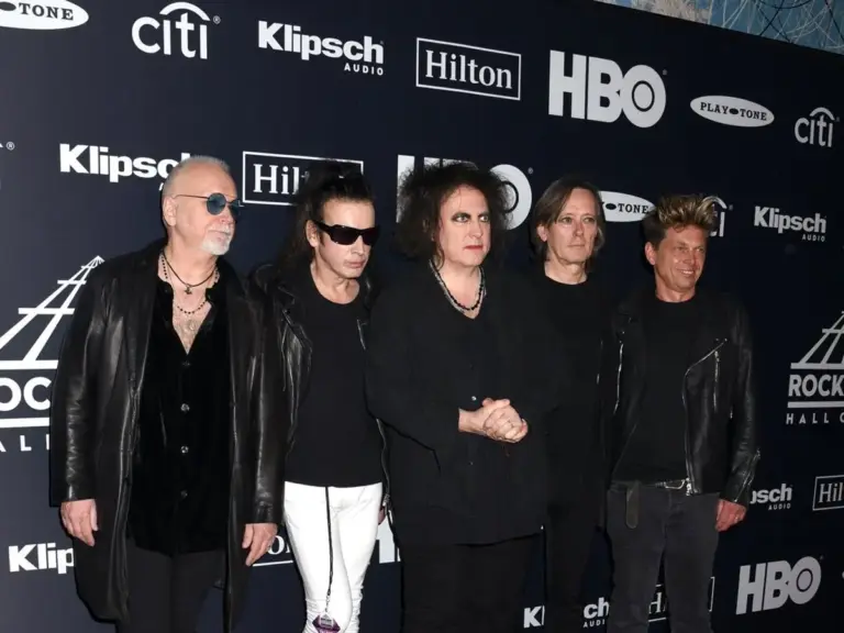 El líder de The Cure estalla contra Trump y el show del descanso del Mundial