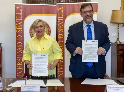 Universidad de Sevilla La rectora de la US, Carmen Vargas, y el director general de Azvi, José María Martínez Benavente