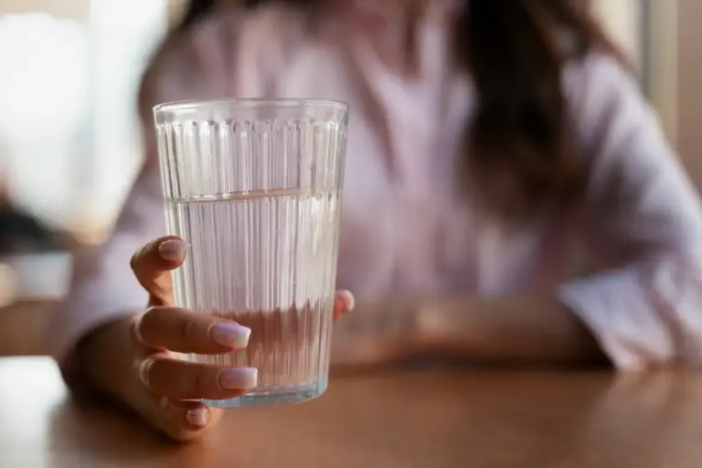 Un estudio desmonta dos mitos: beber agua en las comidas no es malo y el picante no irrita el estómago