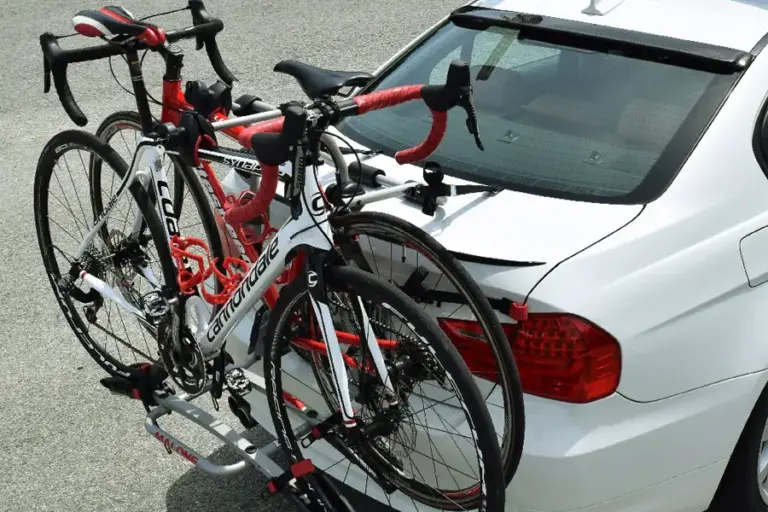 Nuevas normas de la DGT: cambios en bicis, motos, patinetes y adelantamientos
